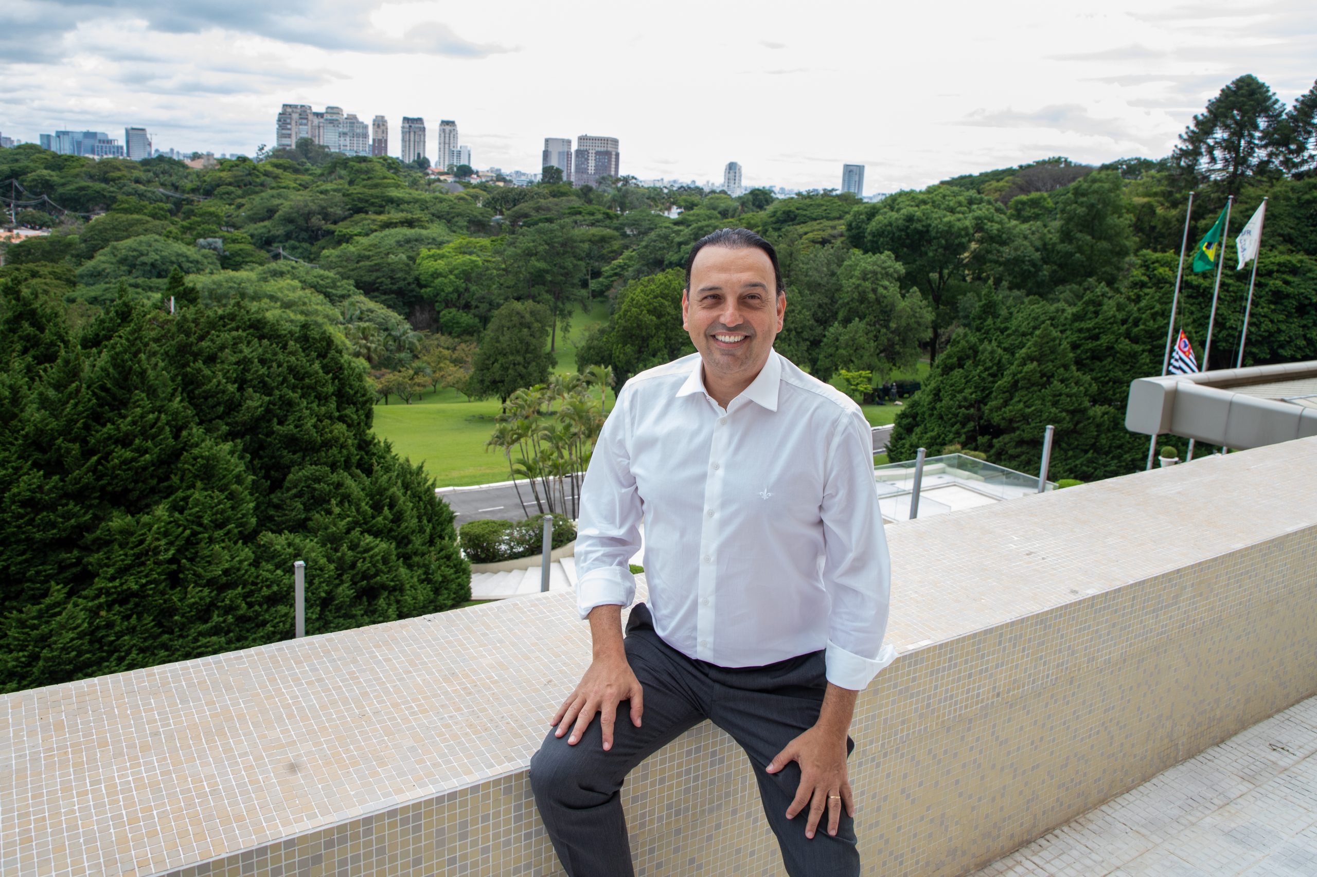 Felicio Ramuth, vice-governador de SP sentado em mureta; ele planeja tirar licença para acompanhar eleições no Vale