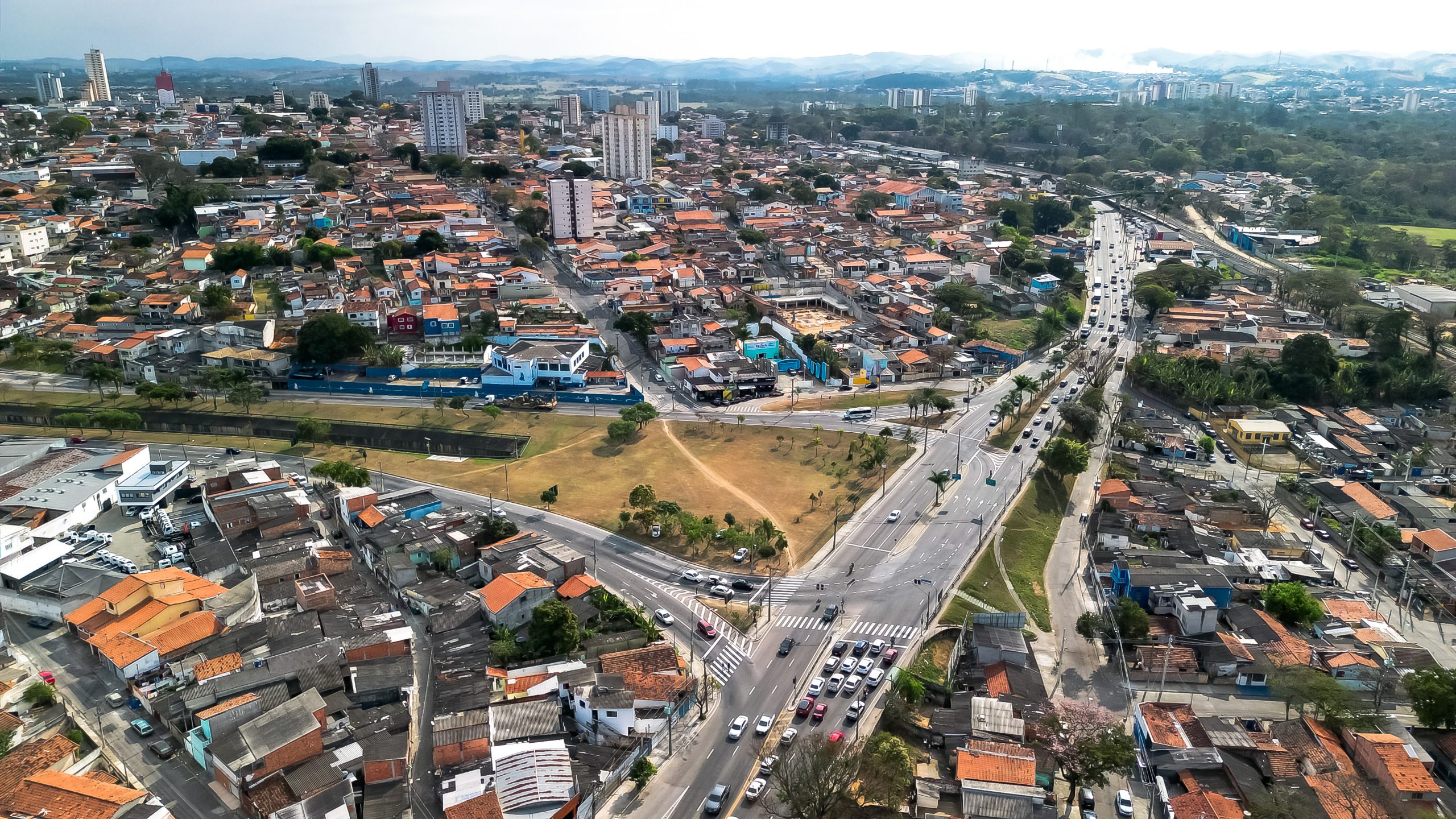 Vista panorâmica da Sebastião Gualberto;onde prefeitura tem projeto de duplicação e quer desapropriar imóveis para isso