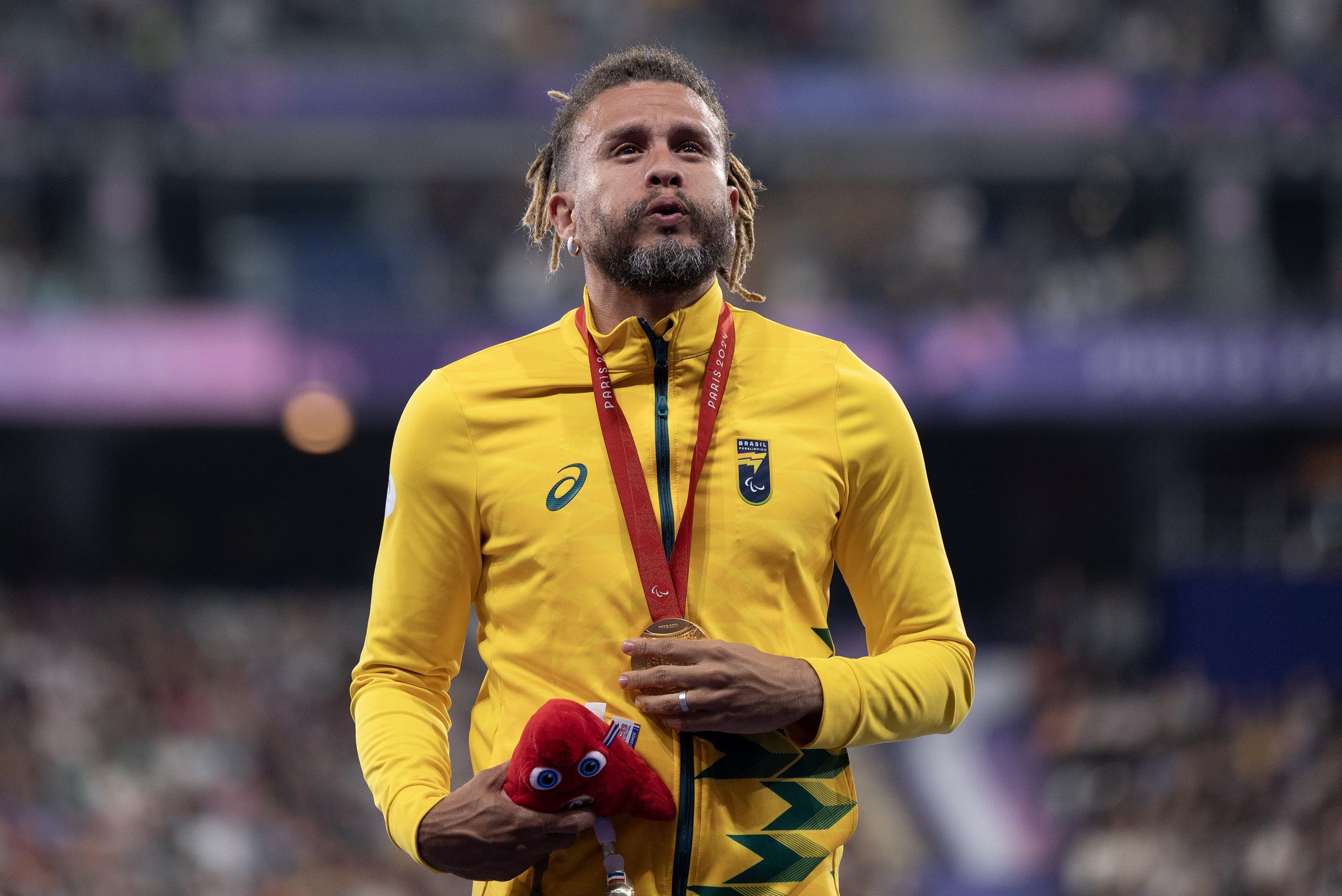 Ricardo Mendonça emocionado e segurando medalha de ouro