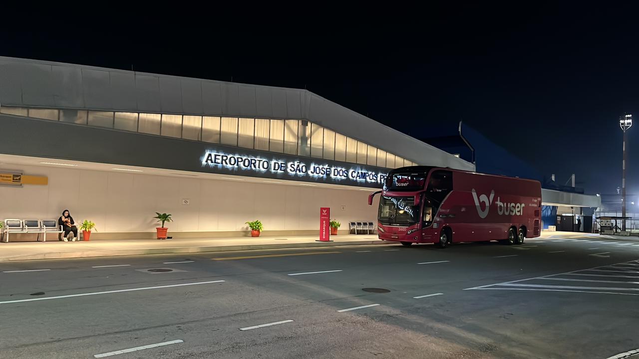 ônibus da Buser no aeroporto de São José dos Campos