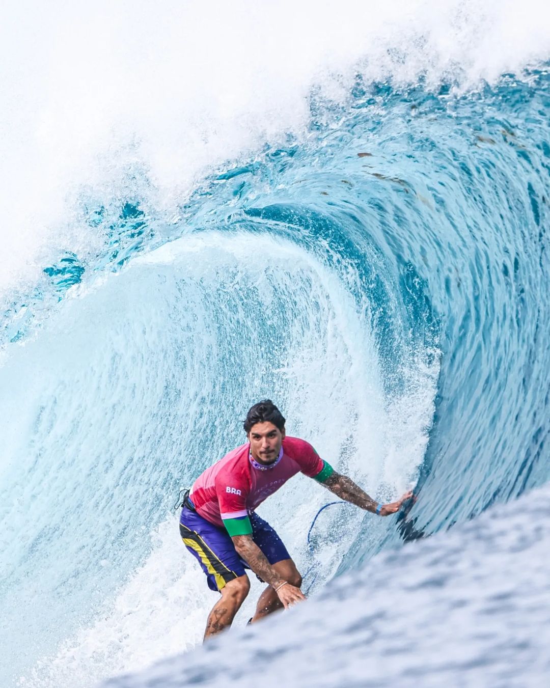 gabriel medina pegando tubo nas olimpíadas