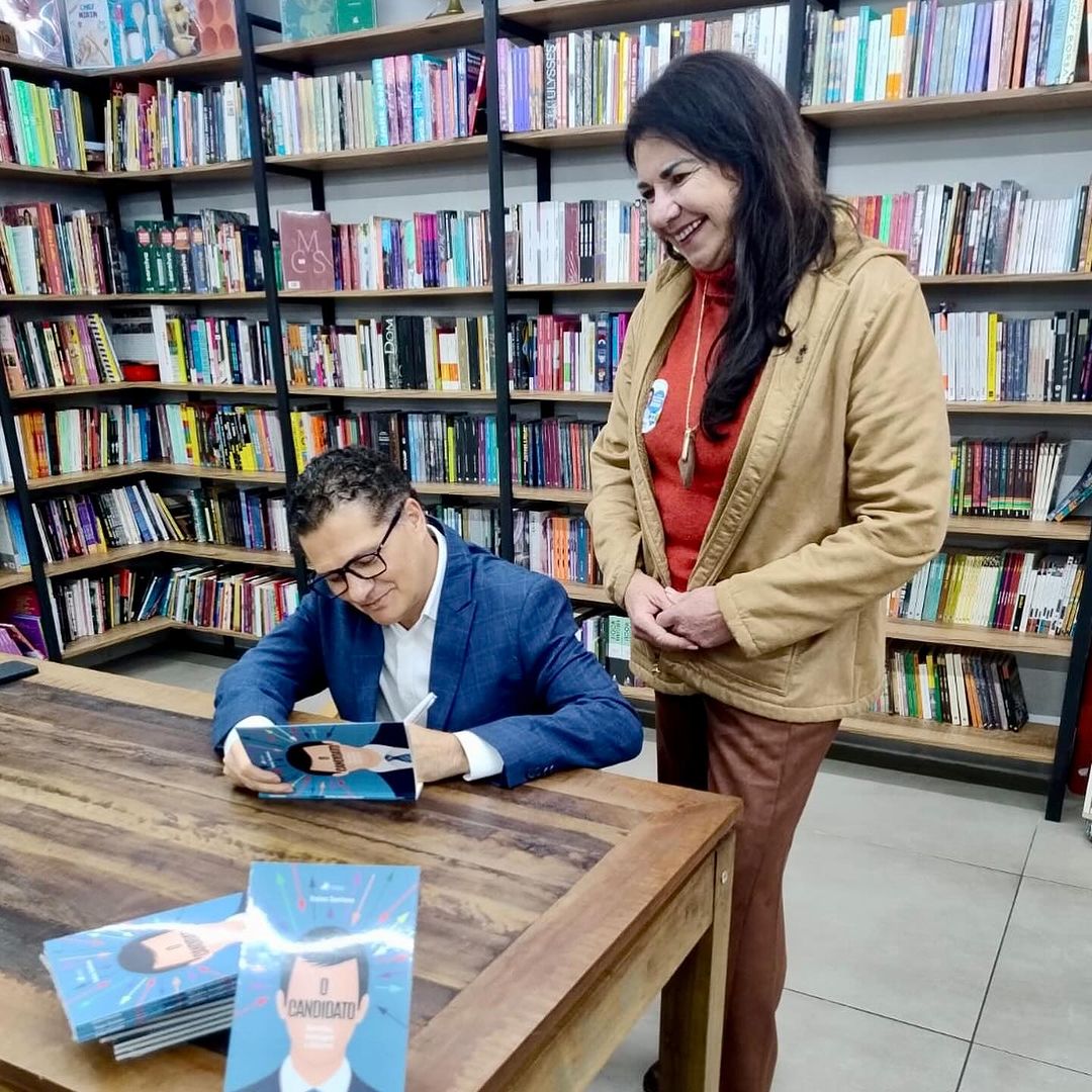 Prefeito de Jacareí, Izaias Santana, em lançamento de livro neste domingo (25), em Jacareí; ele autografa um exemplar ao lado se sua vice, Rosana Gravena