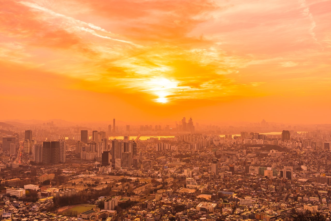 Visão ampla da cidade com muito sol, uma referência ao clima de verão no inverno