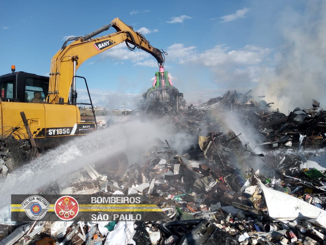Incêndio em empresa de reciclagem de Caçapava