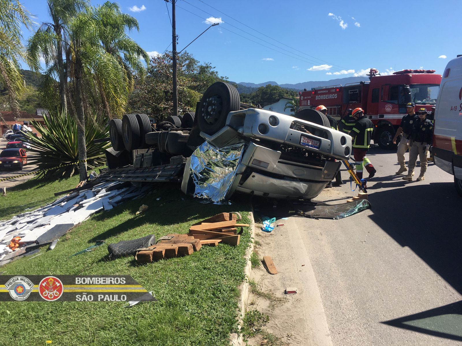 Acidente que caminhão carregado de mármore tombou na rodovia Rio-santos em Ubatuba