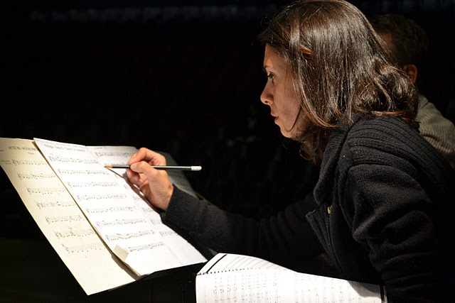 raquel aranha escrevendo em partitura