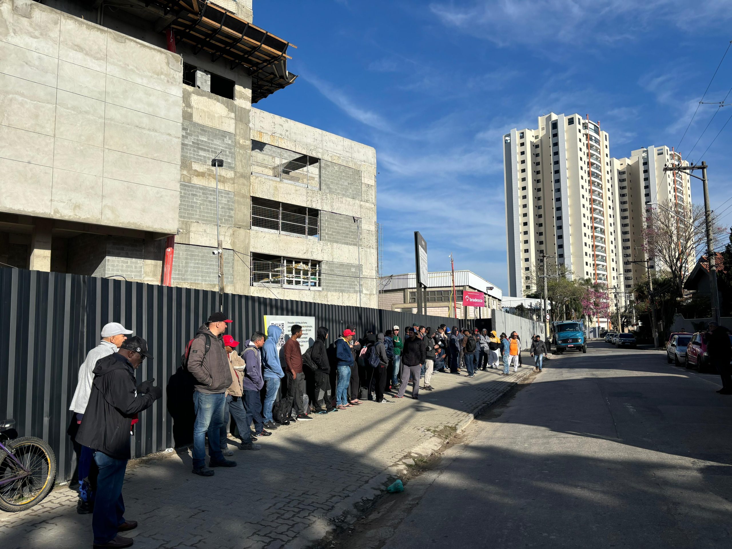 trabalhadores reunidos na frente de obra no jardim esplanada