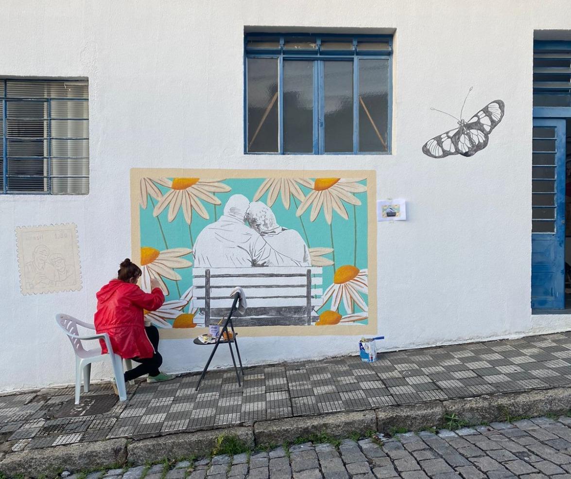 mural de casa de idoso em jacareí sendo produzido por artista