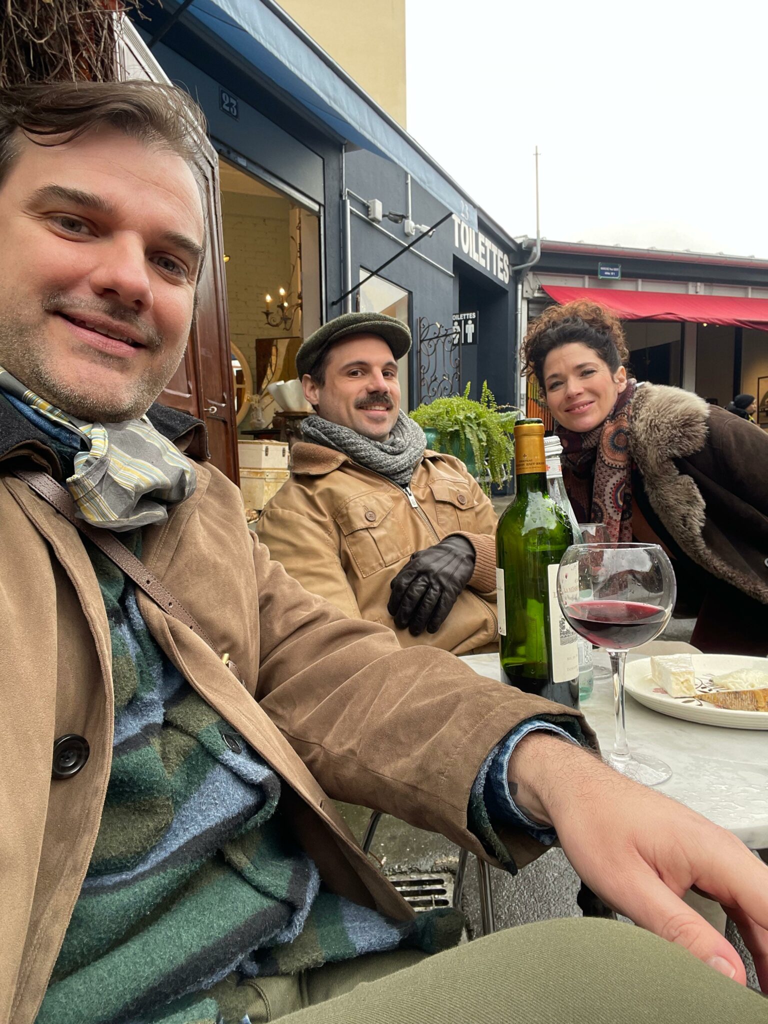 Mario Kaneski no set de filmagem de Emily em Paris
