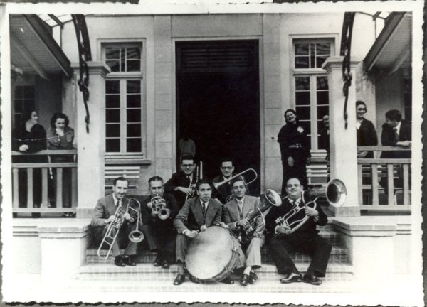 Músicos de terno na entrada principal do Pavilhão Central do Sanatório Vicentina Aranha