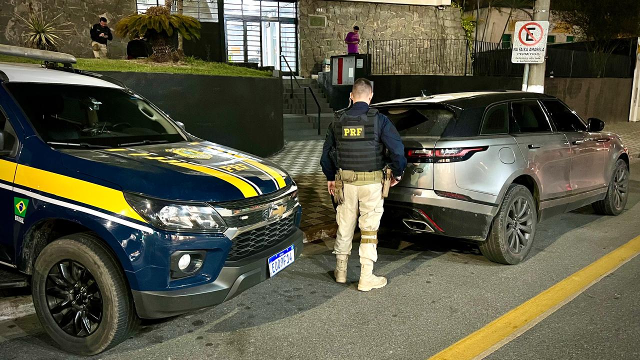 Carro recuperado na Dutra pela PRF; modelo é um SUV Land Rover