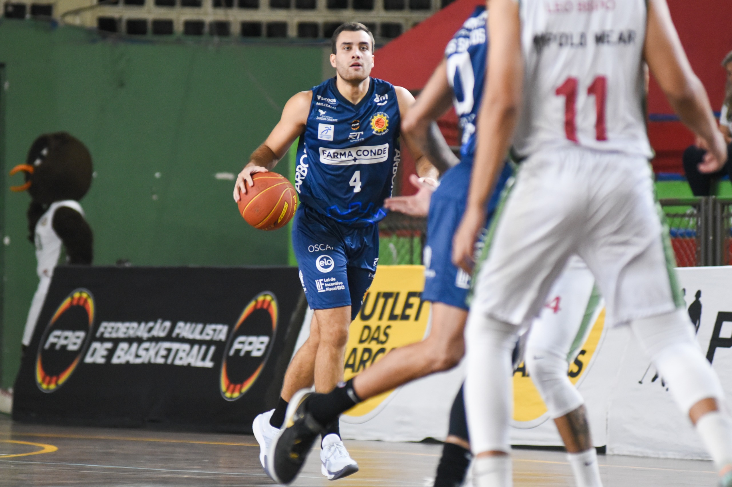 atleta do São José Basketball controlando a bola no jogo contra o Osasco