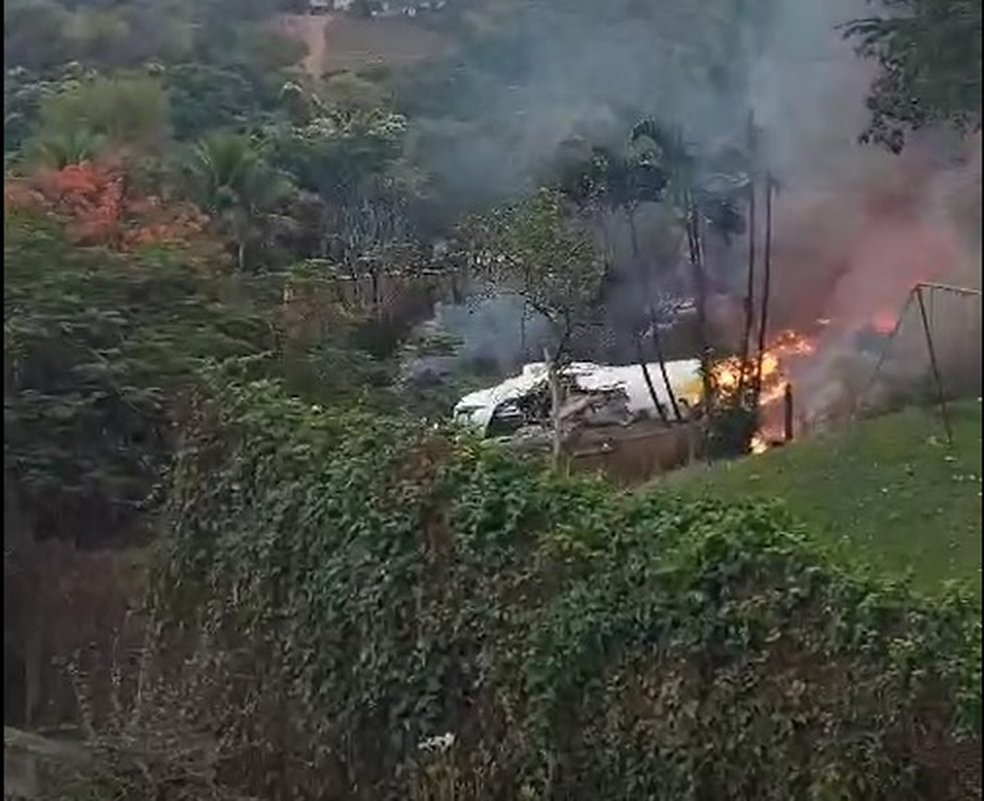 imagem de avião pegando fogo após queda em vinhedo