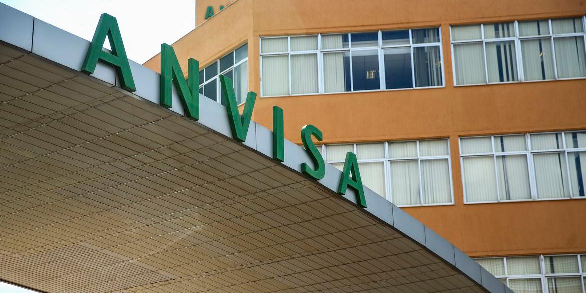 fachada de prédio da anvisa com nome da entidade escrito em verde