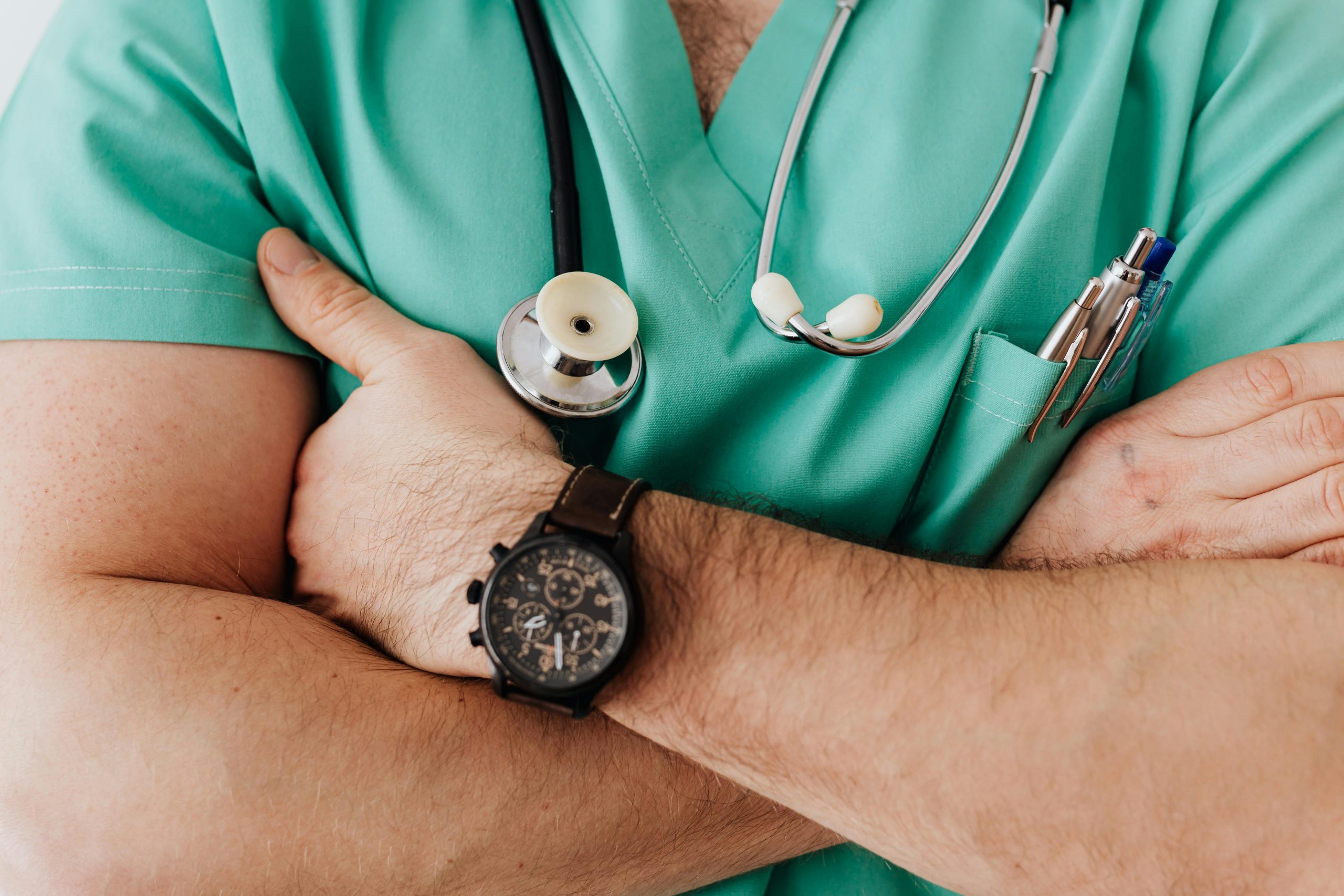 Médico de braços cruzados; Unitau está com inscrições abertas para vestibular de medicina 2025