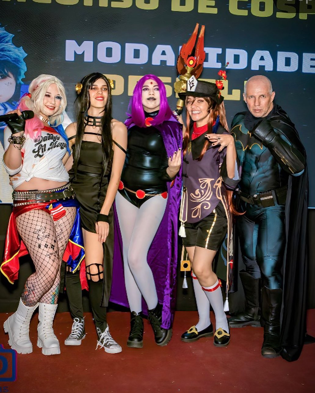 pessoas com cosplays de personagens