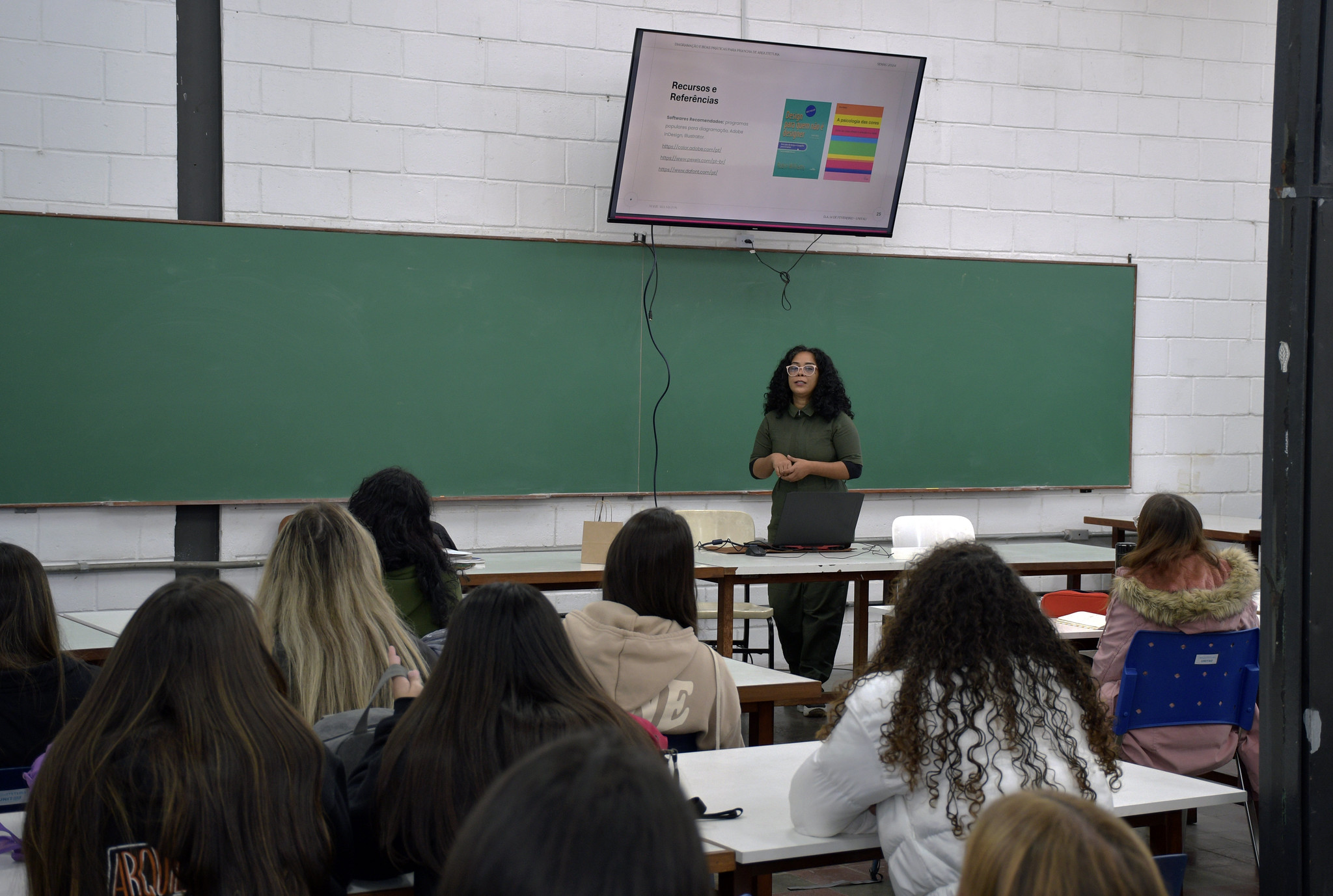 professora dando aula para alunos na universidade de taubaté (unitau)