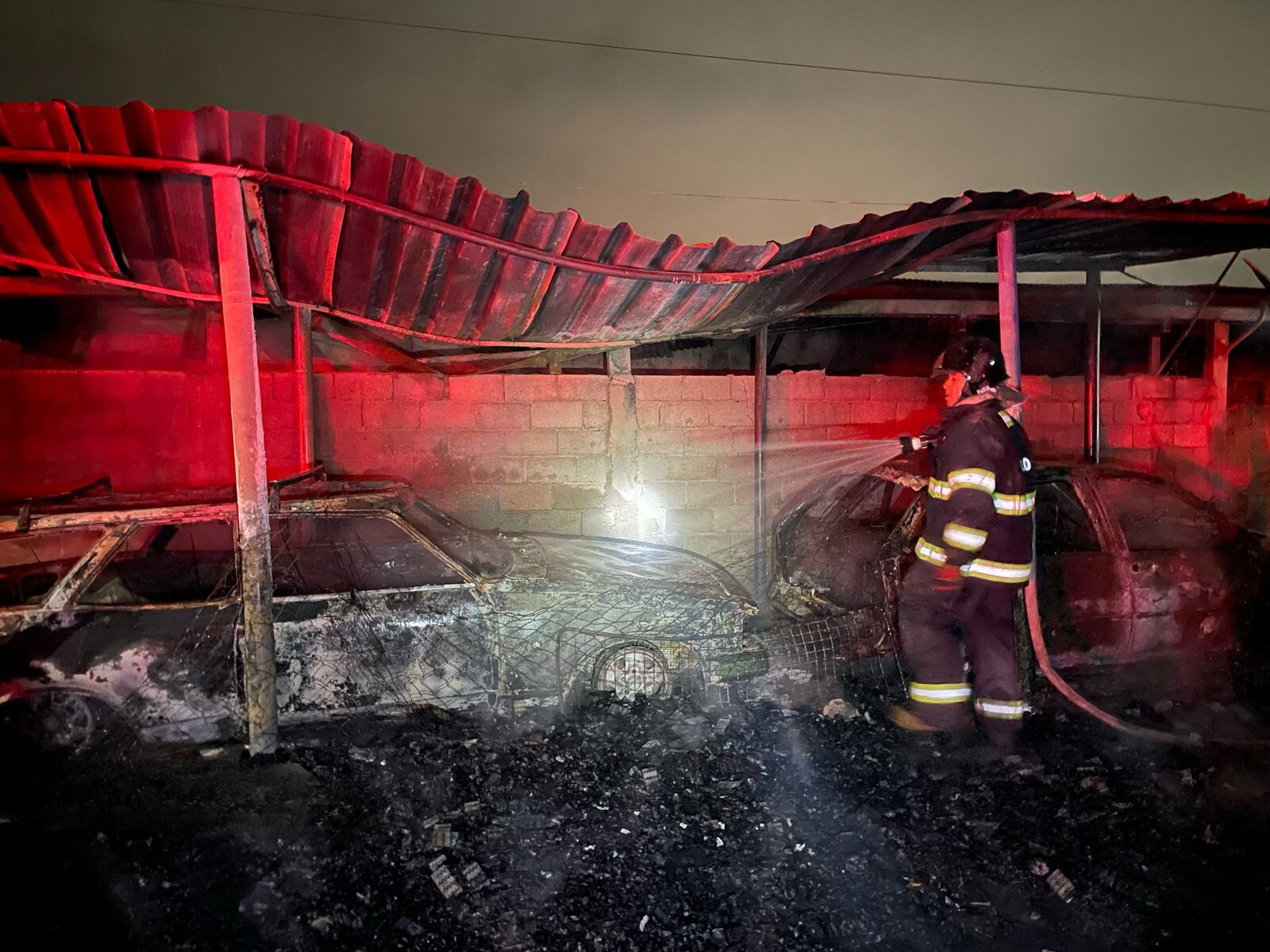 carros queimados pelas chamas em incêndio em casa no jardim santa maria em sjc
