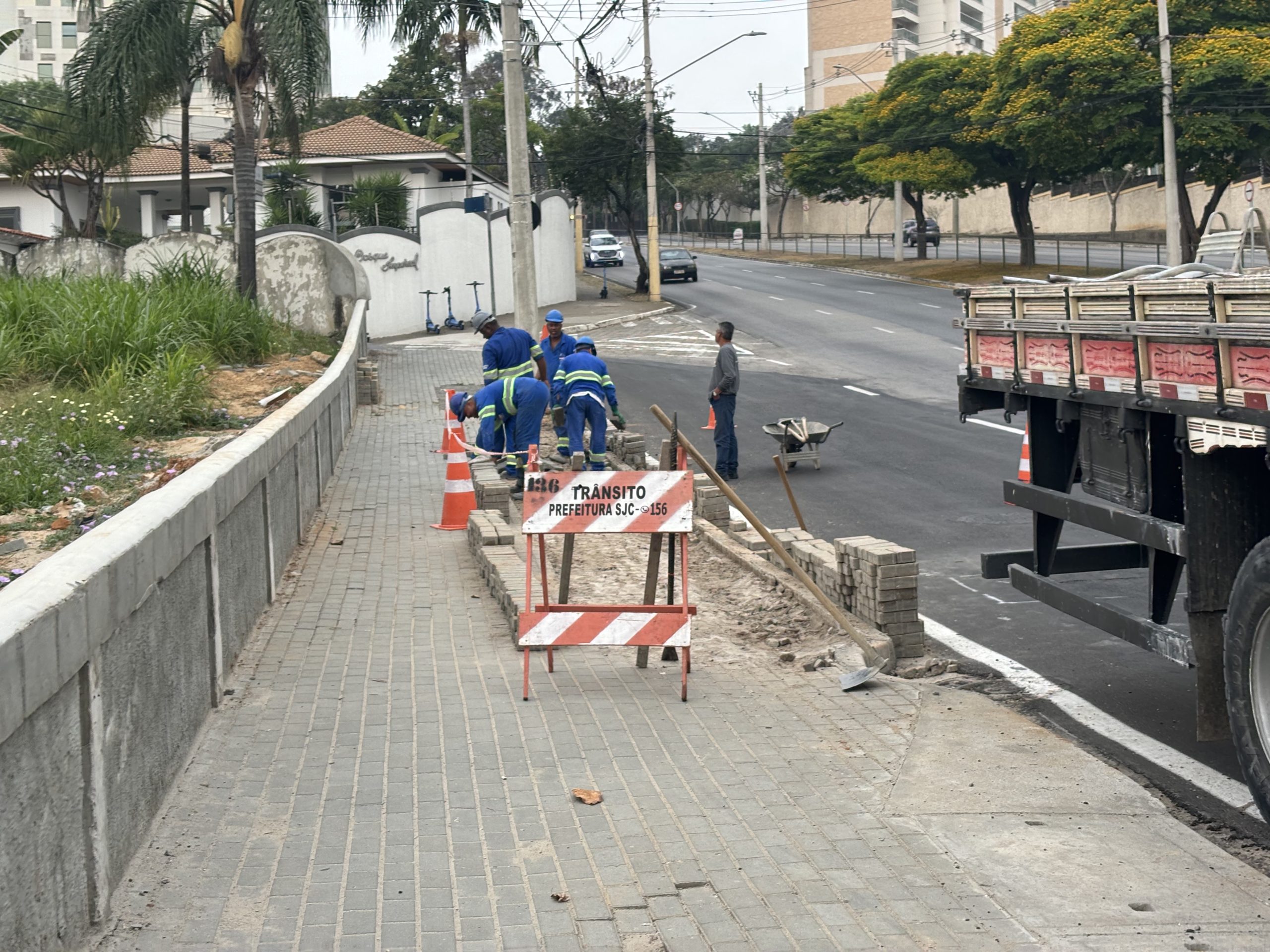 Equipe de manutenção deu início ao serviço de reparo
