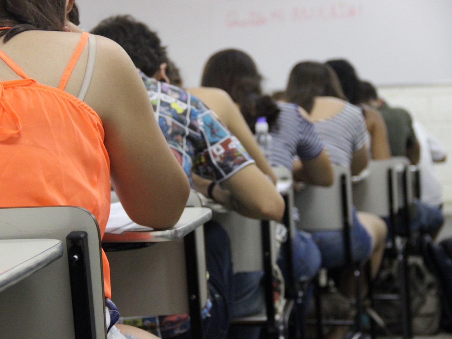 Alunos do Casd sentados em carteiras; cursinho pré-vestibular de SJC faz vaquinha para pagar taxa de vestibulares para alunos