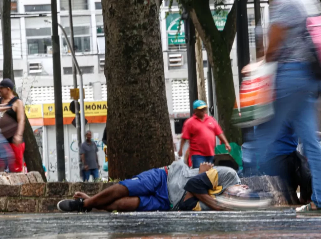 Morador de rua ilustra matéria sobre prefeitura de Pindamonhangaba ter sido condenada a pagar indenização por violência da GCM contra população de rua