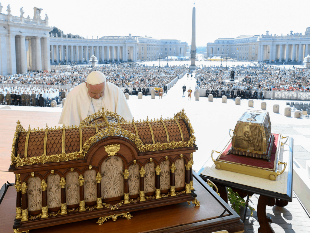 Papa Francisco diante das Relíquias de Santa Teresinha, que estarão na Canção Nova em Cachoeira Paulista