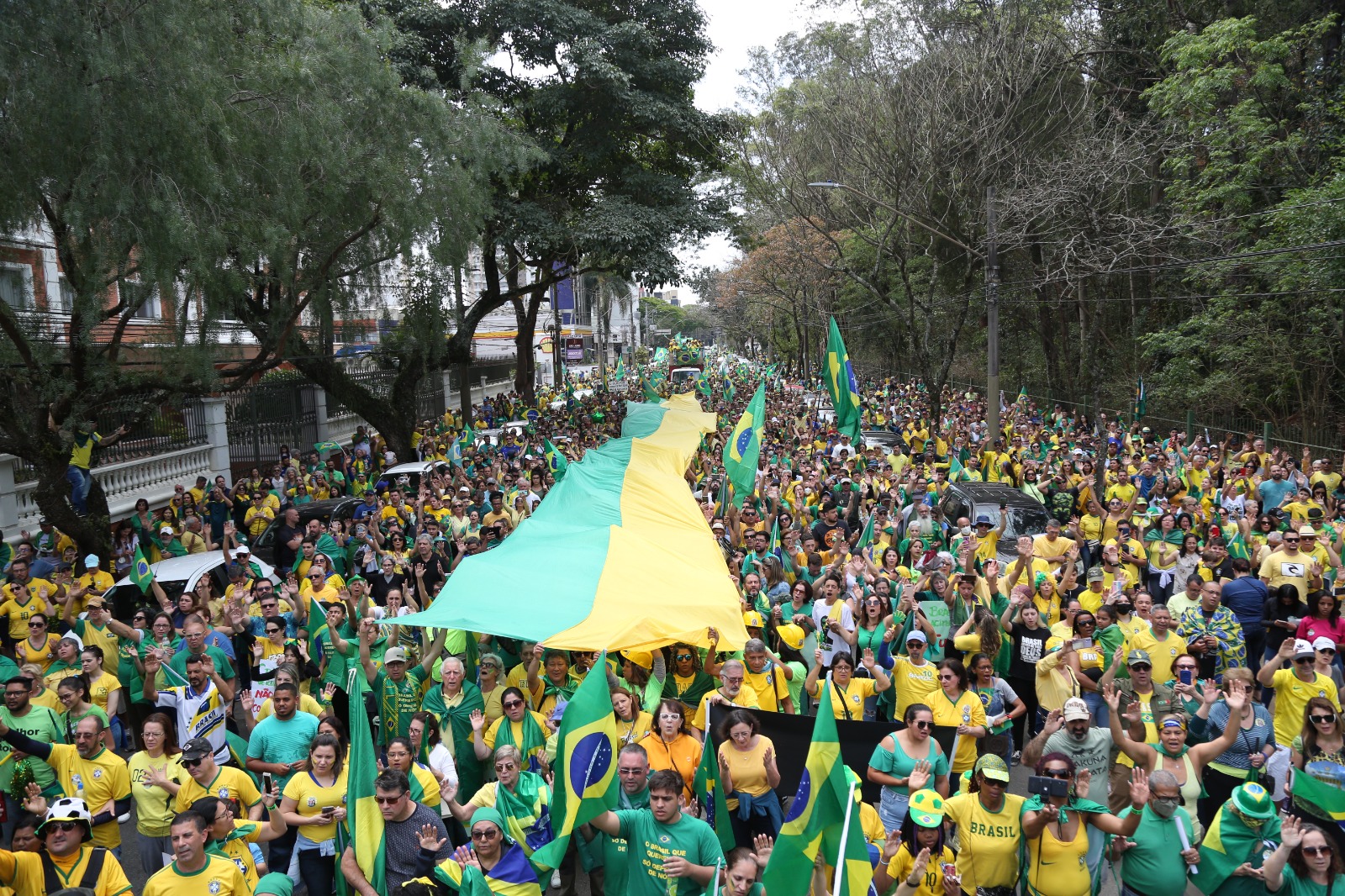 Manifestantes da direita no entorno do Parque Vicentina Aranha 