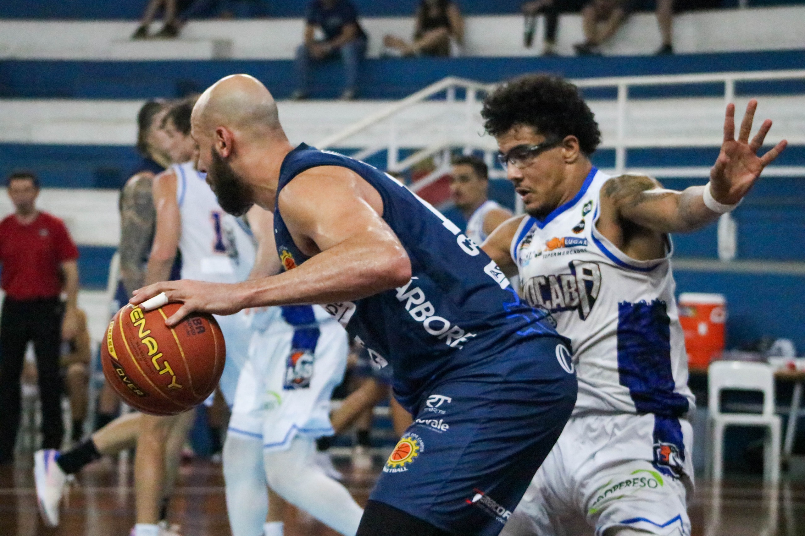 Atleta do São José Basketball, que se classificou para os playoffs, protegendo a bola de oponente