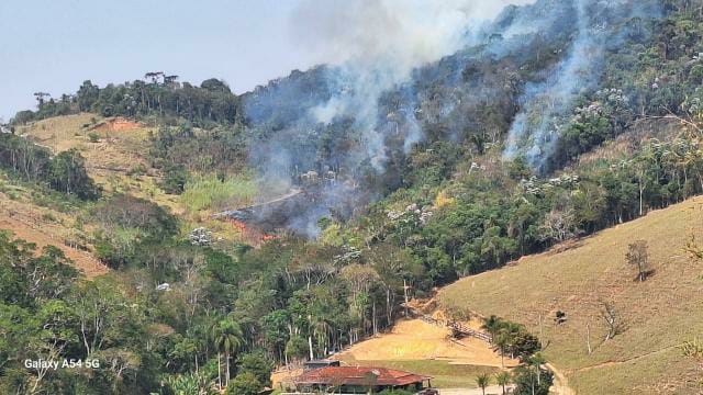 Incêndio em área de difícil acesso em SJC