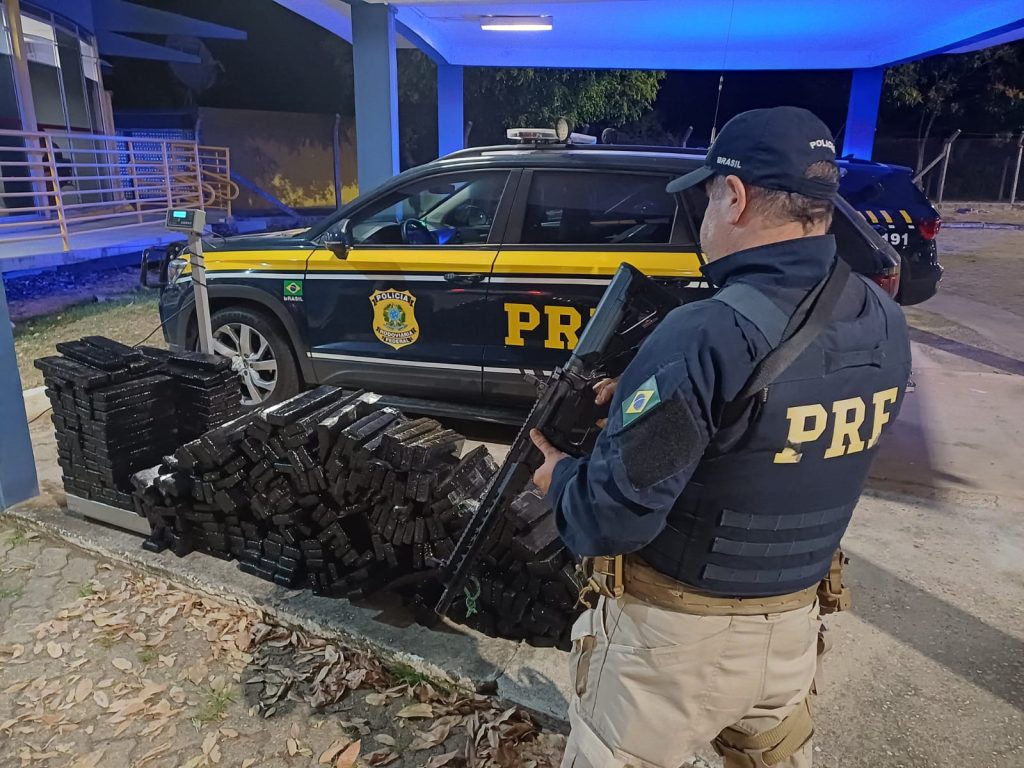 Policial Federal em frente aos 335 quilos de maconha apreendidos com duas mulheres na Dura em Cachoeira Paulista