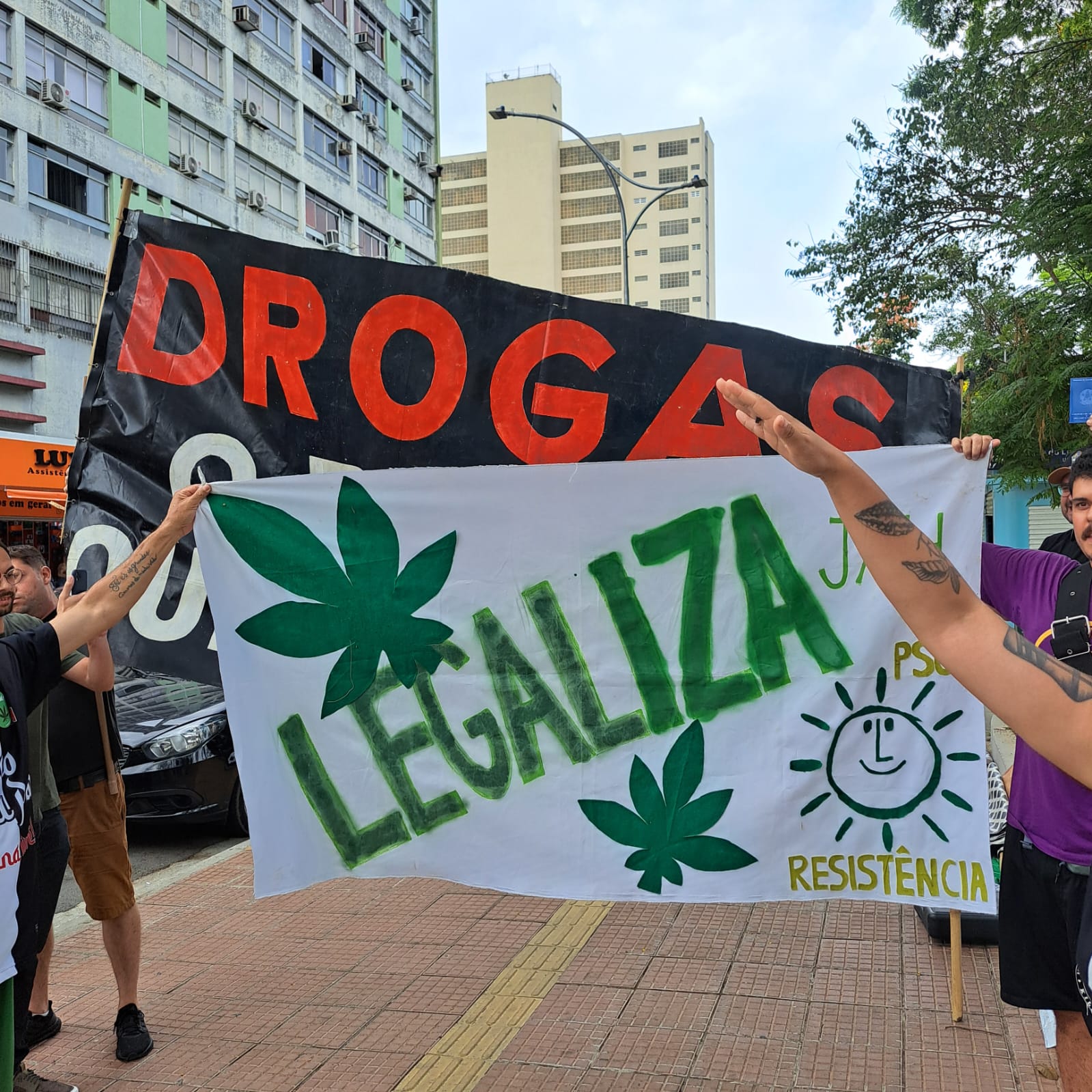 manifestantes da marcha da maconha em sjc com cartazes de "legaliza"