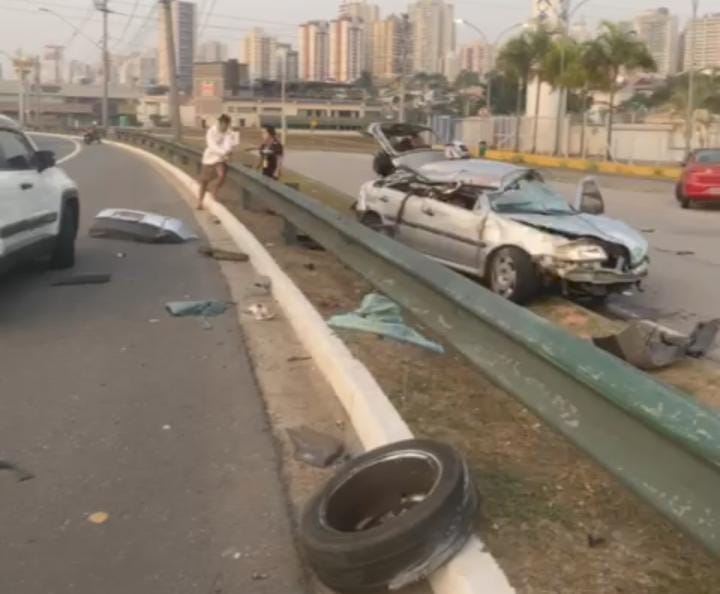 Carro de modelo Gol, capotado após colisão com Jeep Renegade, que estava descontrolado no Anel Viário em SJC