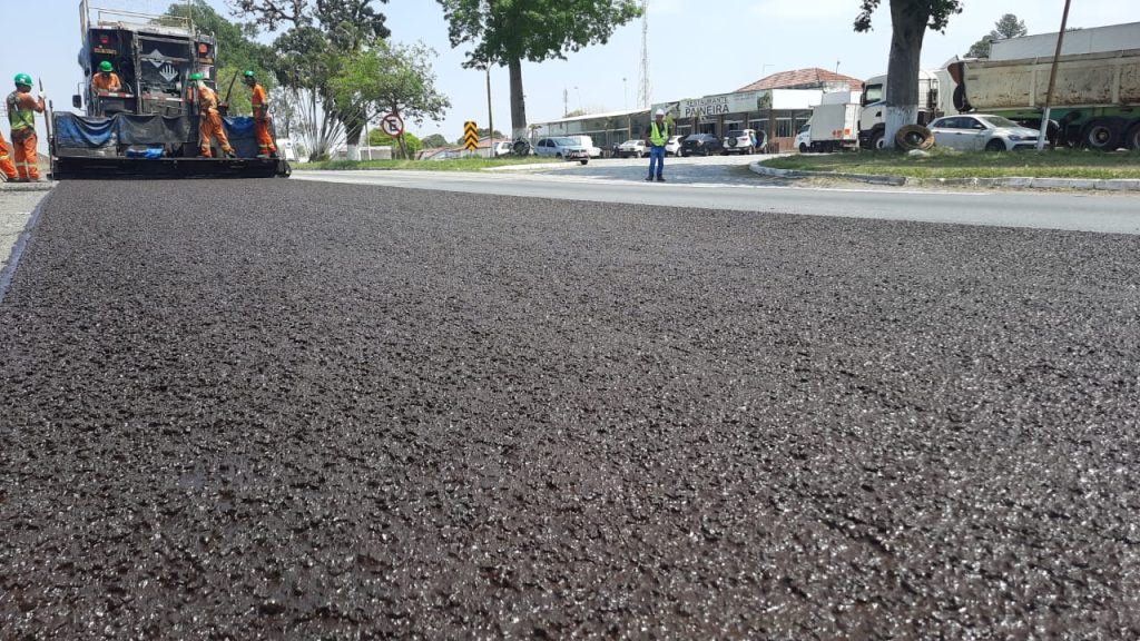 Obras de renovação do asfalto na Dutra, no trecho entre o Vale do Paraíba e RJ