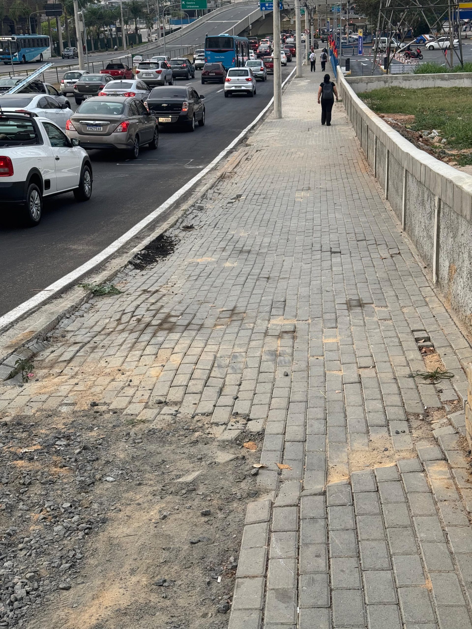 Calçada irregular na Avenida São João