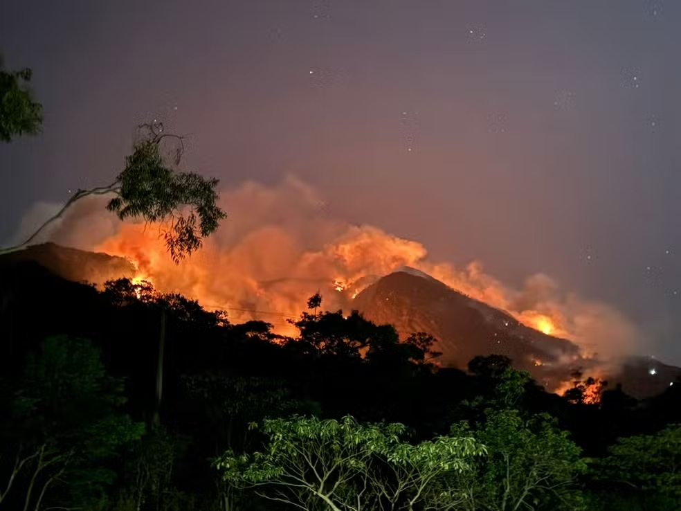 Imagem de incêndio na área de preservação, em Bananal