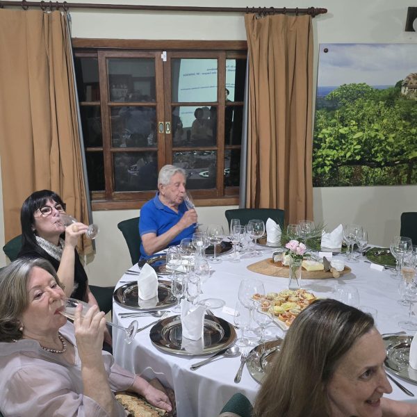 fernando de mendonça bebendo champanhe em emsa com amigos em seu aniversário de 100 anos