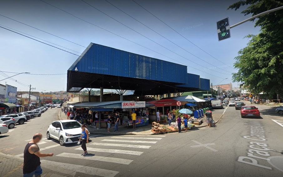 MERCADO MUNICIPAL DE TAUBATÉ EM DIA DE SOL E CÉU AZUL
