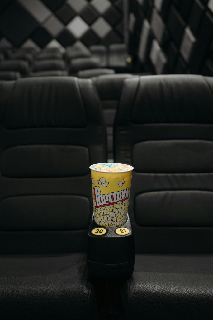 poltrona e cinema com pipoca em suporte; ilustra matéria da Semana do Cinema com ingressos a R$ 12 em SJC (São José)