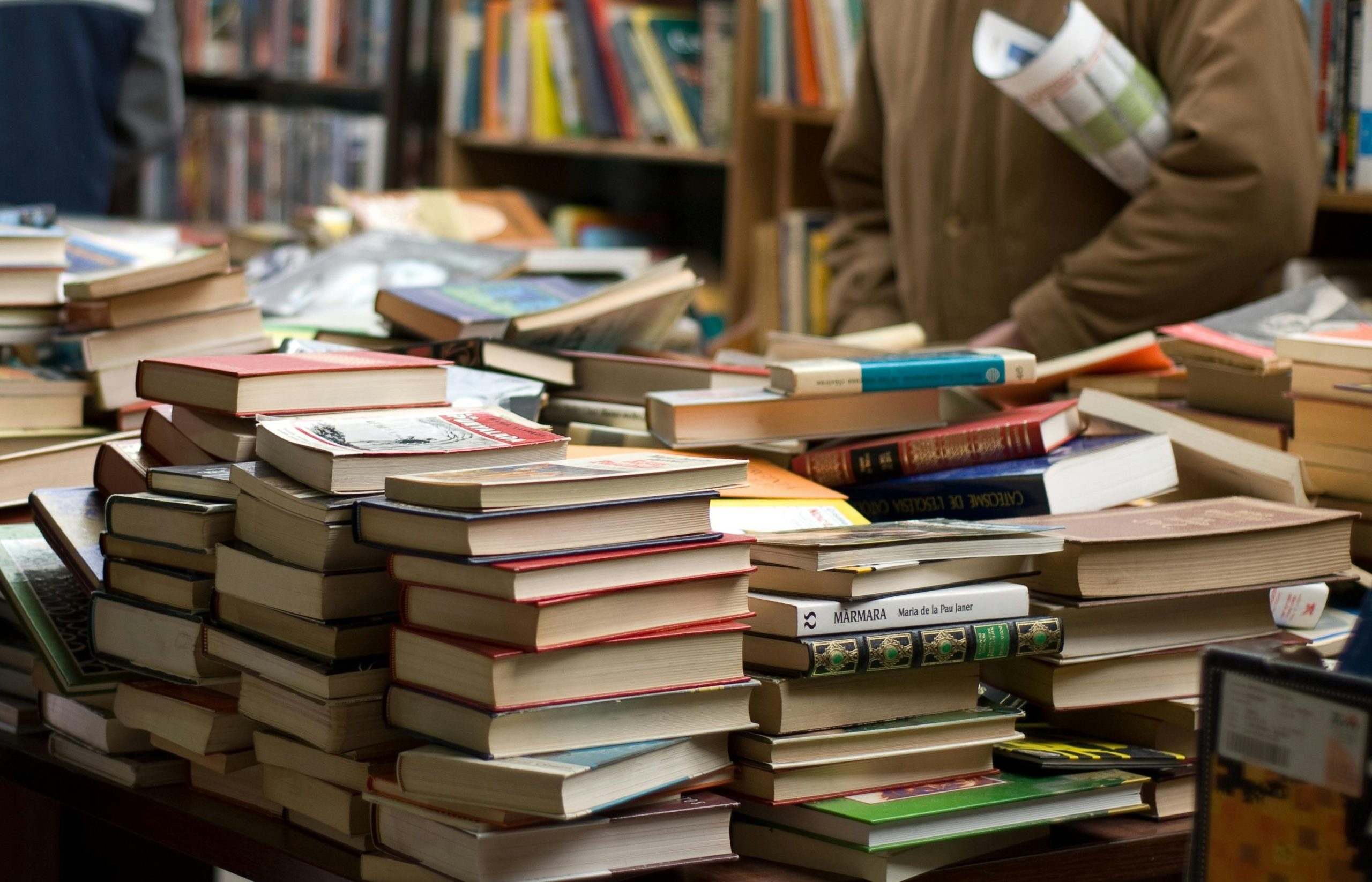 livros empilhados em exposição parecida com feira do livro
