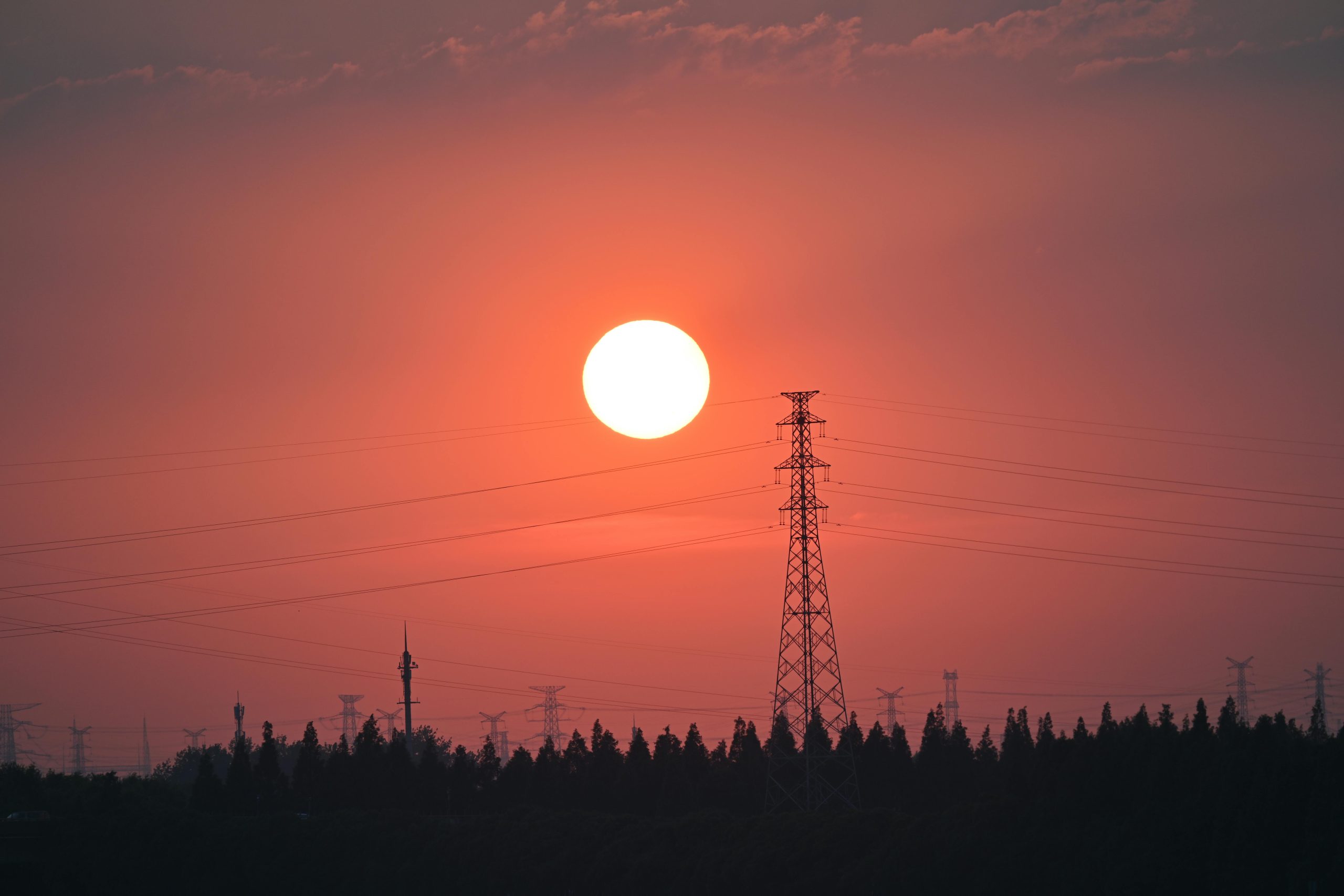 Pôr do sol e torres de transmissão de energia elétrica, que deve ficar mais cara em setembro