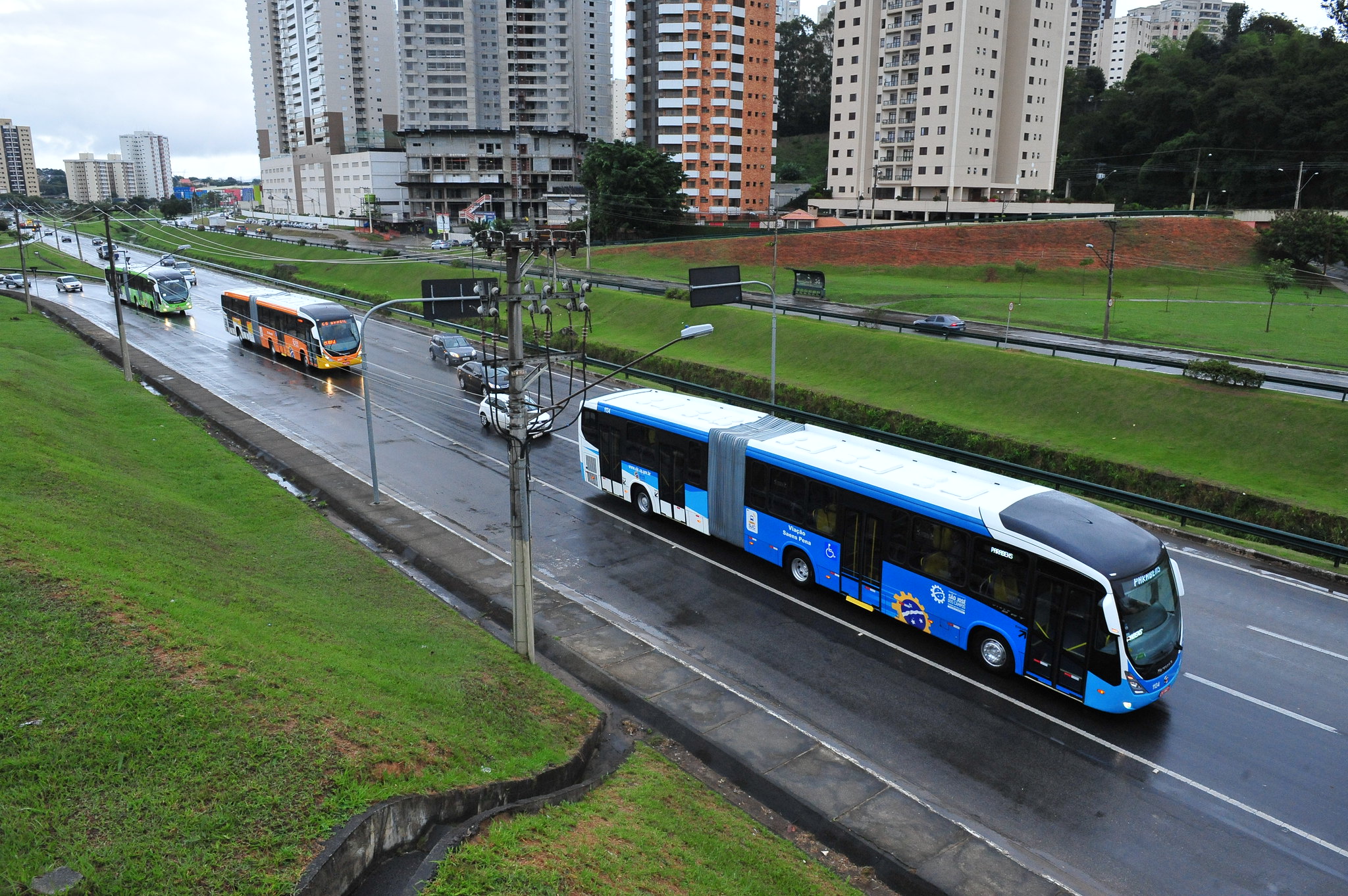 Ônibus pelas ruas de São José dos Campos