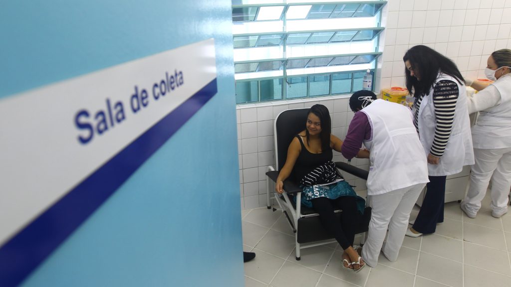 Mulher em atendimento na UBS Campo dos Alemães em SJC; unidades estarão abertas no sábado (19)