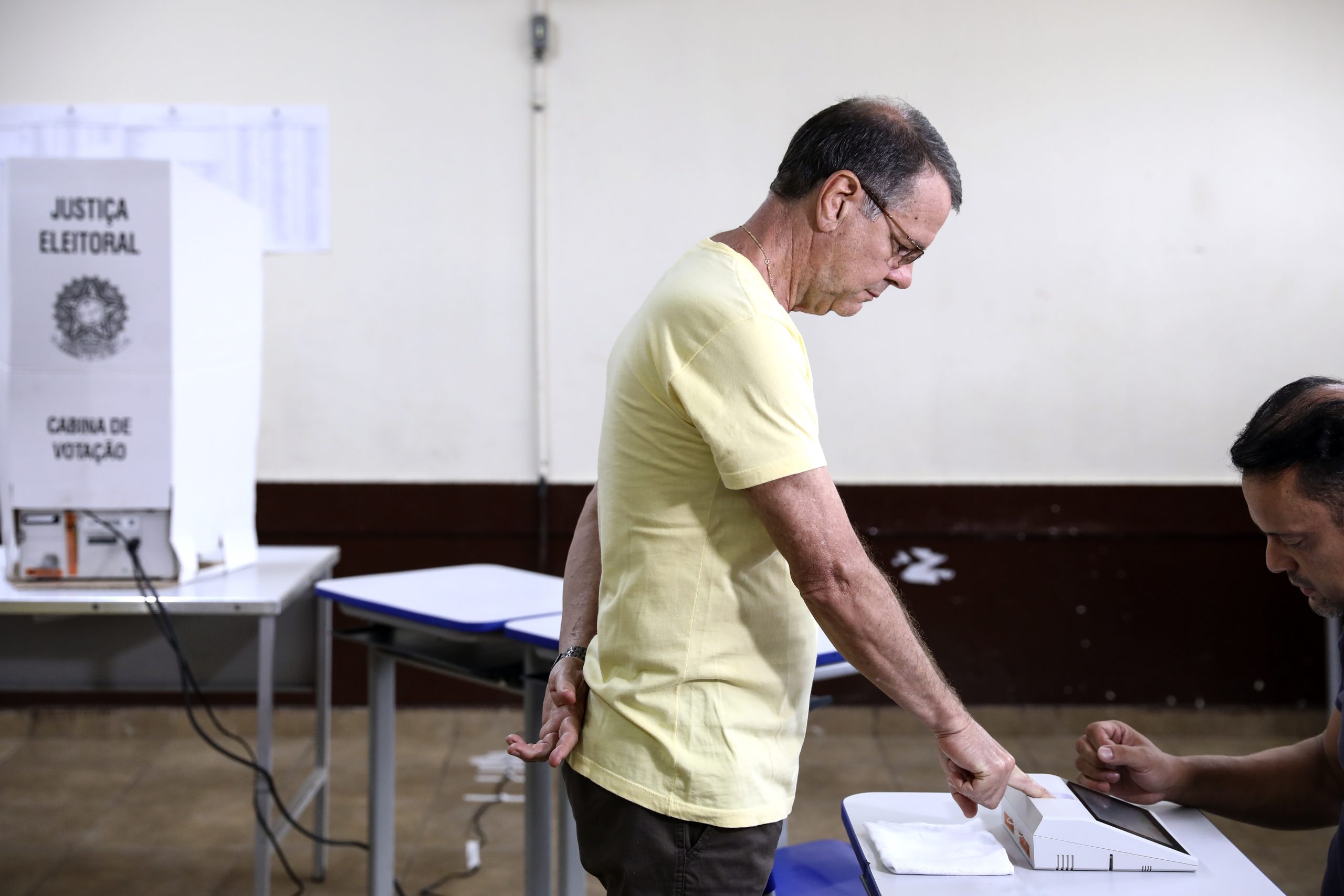 Eleitores poderão comparecer ao local de votação das 8h às 17h