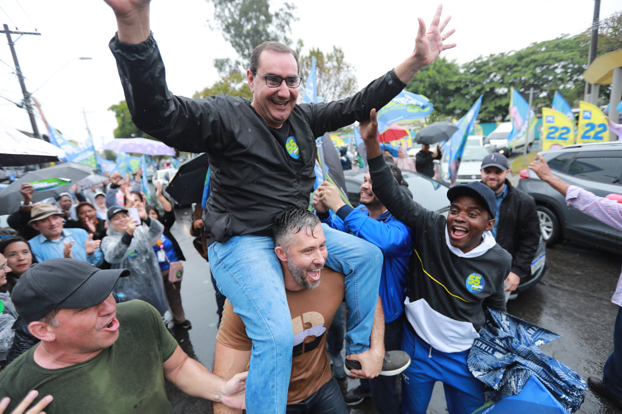 anderson farias send carregado no cangote por apoiador em meio a multidão