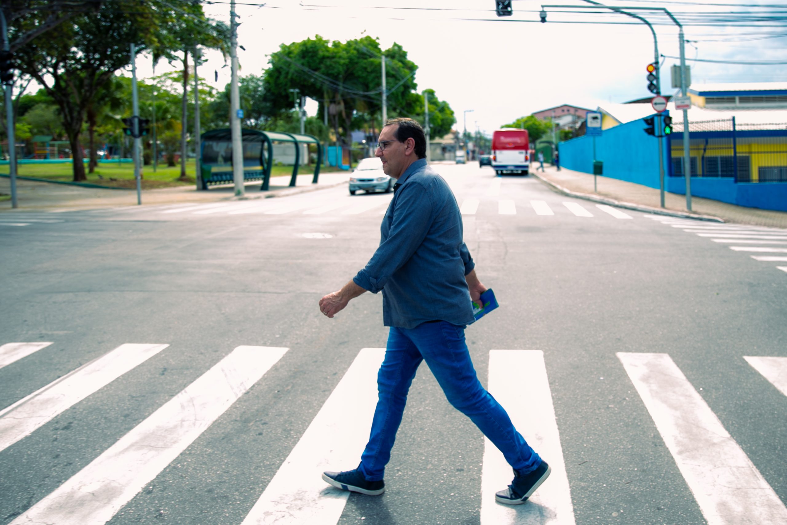 Anderson Farias na faixa de pedestres