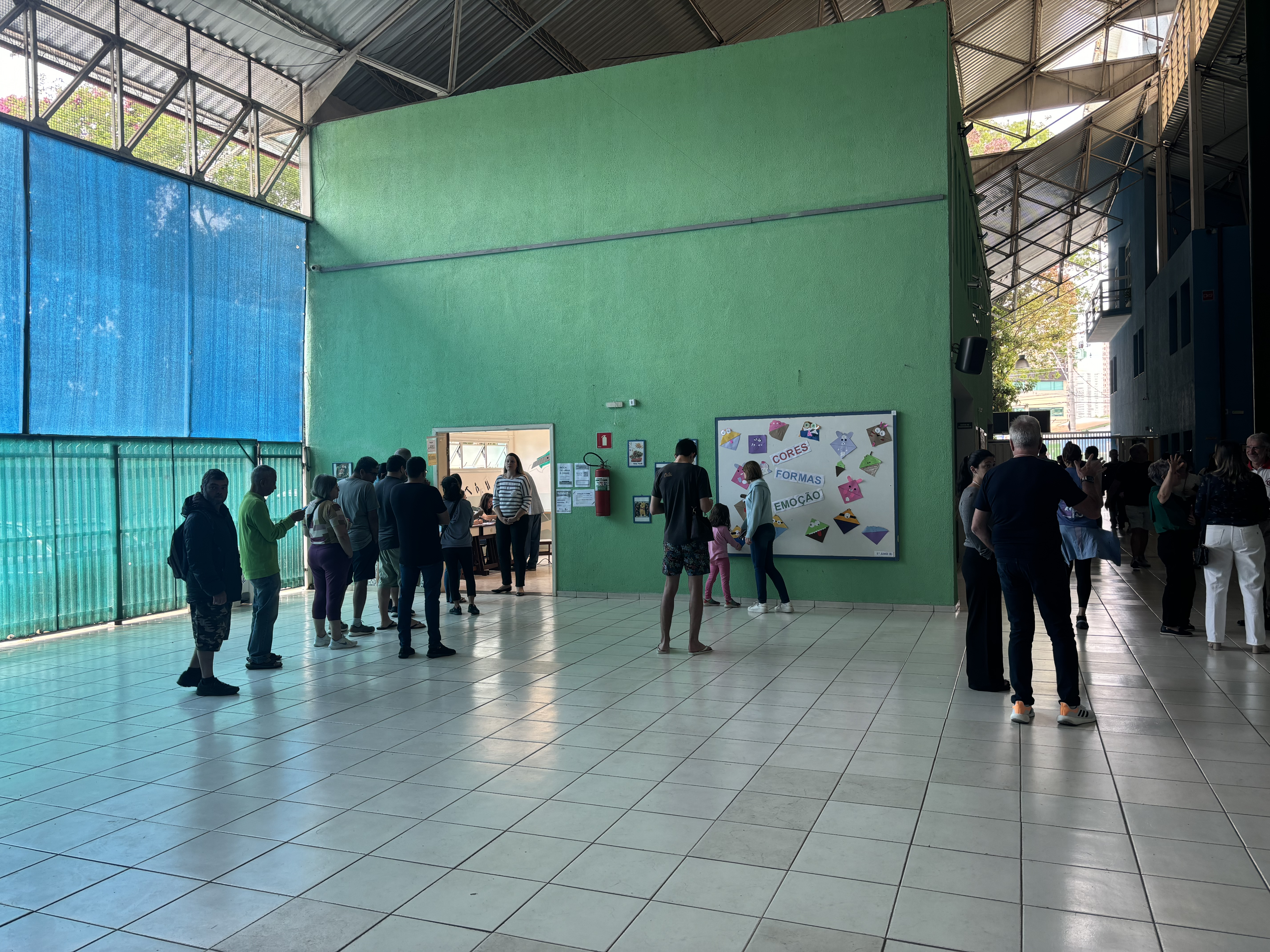 eleitores em escola em são josé dos campos durante votação