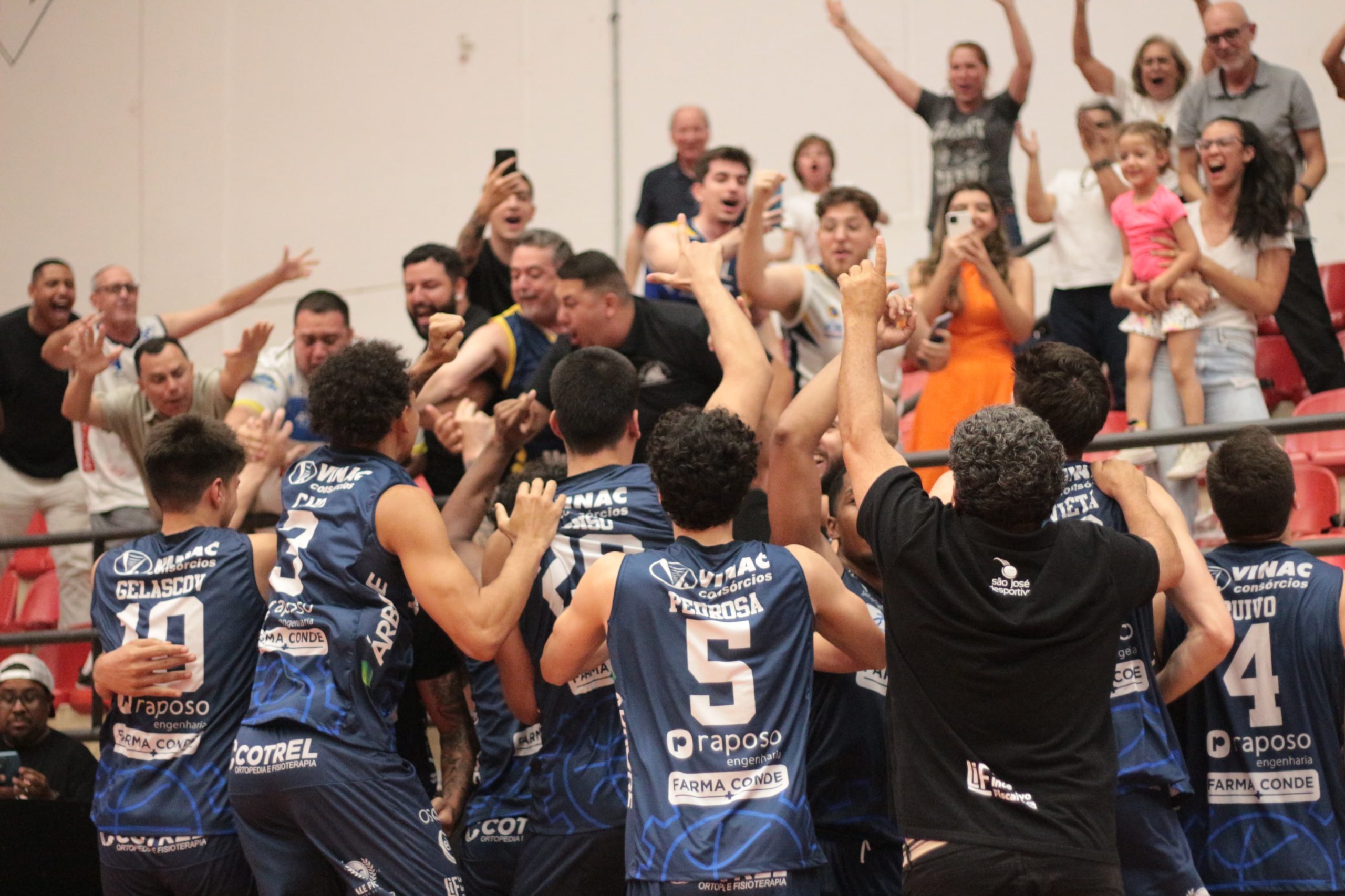 Membros do São José Basketball comemorando vaga na final com torcedores