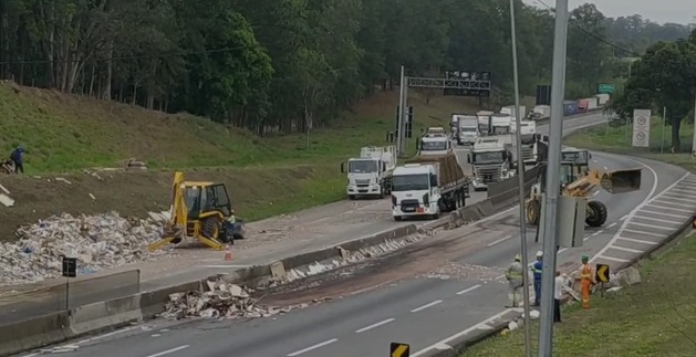 Acidente de caminhão carregado com pisos em Cachoeira Paulista a Dutra