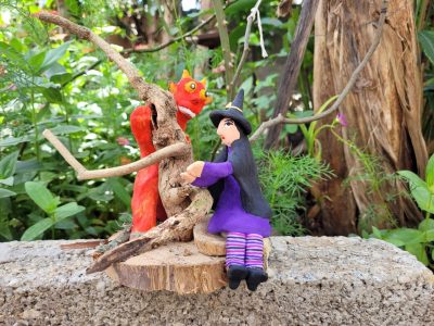 figuras de barro do "coisa ruim" e de bruxa