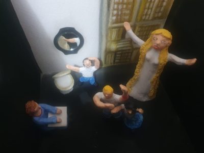 figuras de barro ilustrando a loura do banheiro